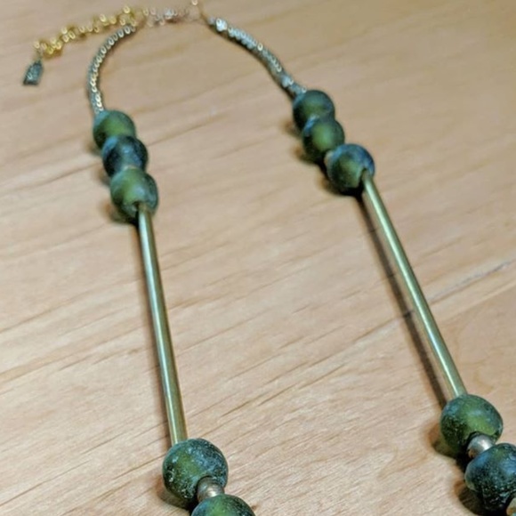 NWT Ink+Alloy Olive Glass and Brass Bar Necklace - Picture 3 of 6